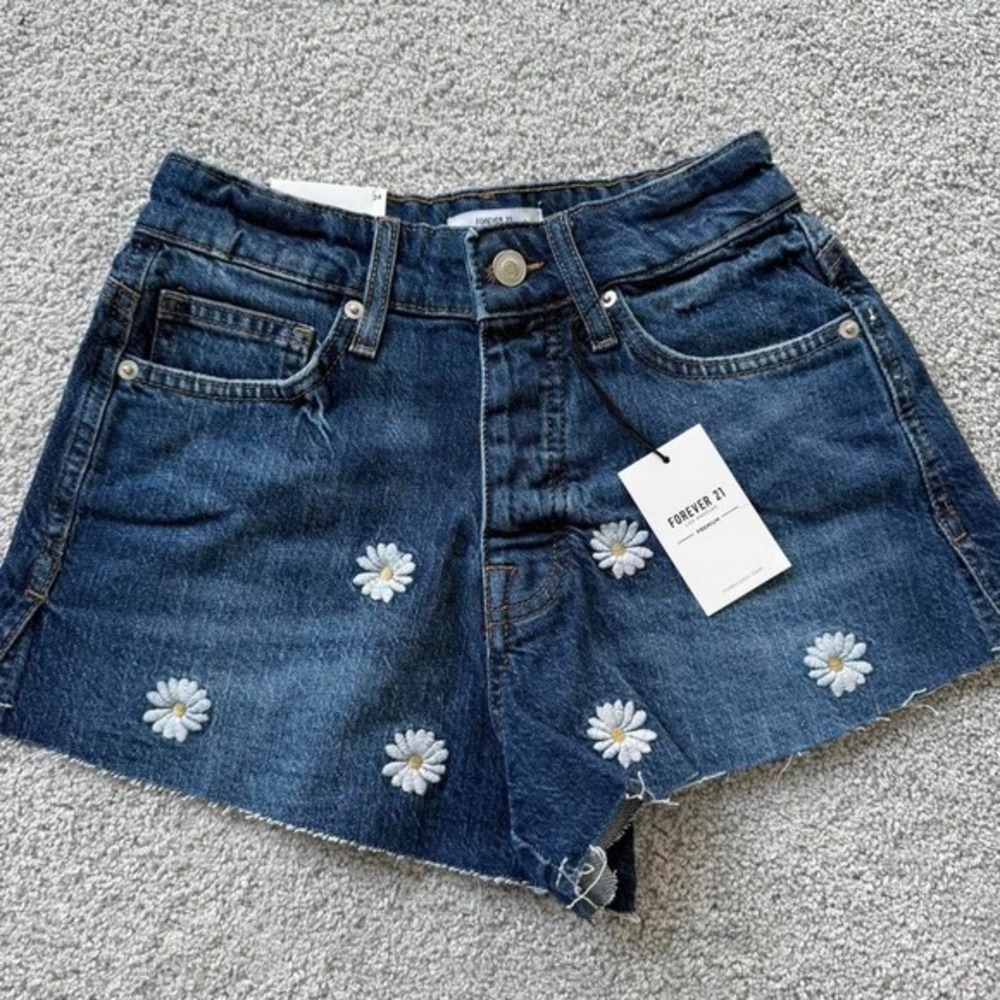 NWT Forever‎ 21 Blue Denim shorts White daisy embroidery Y2K High Rise Cut Off
